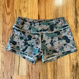 Born primitive camo shorts